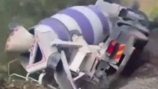 Beton mikserinin ormanlık alana devrilme anı kamerada