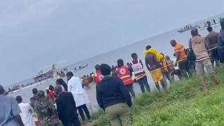 Tanzanya'da göle düşen uçağı iple çektiler