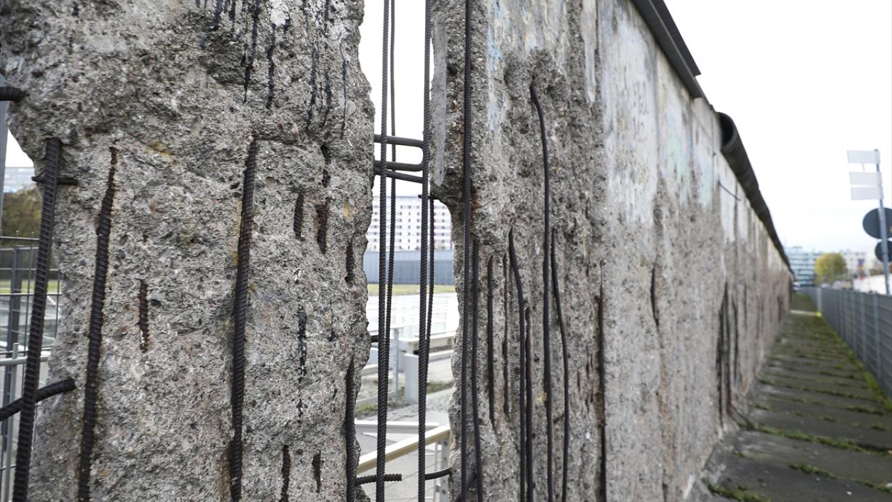 Duvarın çevresinde yoğun güvenlik önlemleri