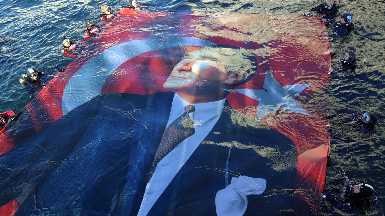 Dolmabahçe Sarayı önünde dalış yapan dalgıçlar Atatürk posteri açtı