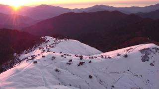 Beyaz örtüyle kaplanan Klaskur Yaylası'nda gün batımı
