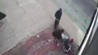 Meksika’da seyir halindeki adamı duvara ittirip bisikletini çaldılar