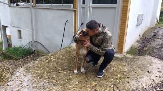 Özlem duyduğu sahibine vefasını sarılarak gösterdi