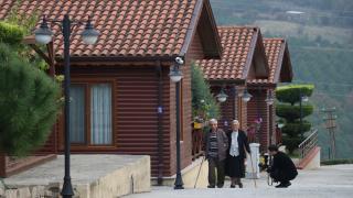 Yalova'da huzurevi sakinleri bungalovlarda yaşamlarını sürdürüyor
