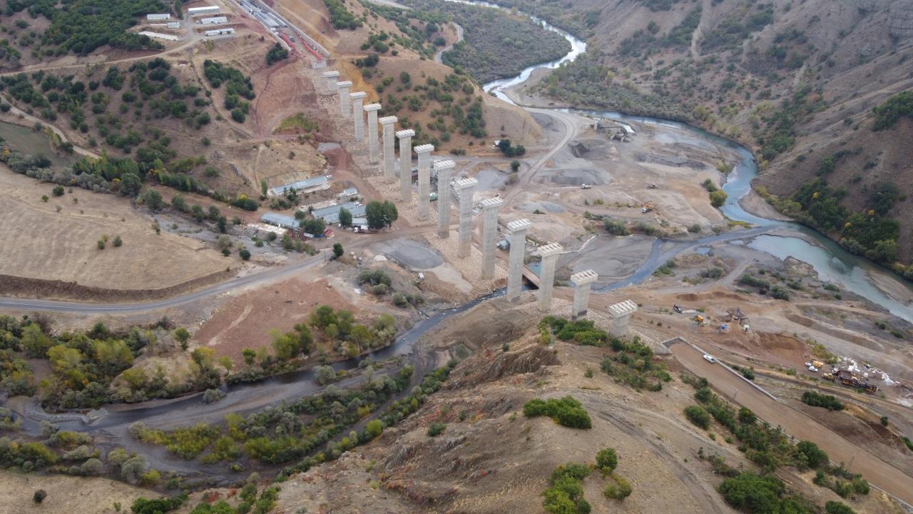 Projenin kapsam açısından Erzincan-Erzurum bağlantısıyla diğer illerle de bağlantı sağlayacağını vurgulayan Çelikağ, şunları söyledi: