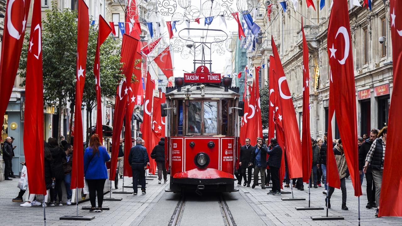 "İstiklal bizim nazlı kızımız"