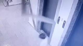 Asansörün kenarından düşen mermerden son anda kurtuldu