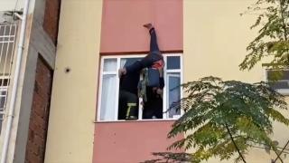 Evine girmek için halatla terastan sarktı
