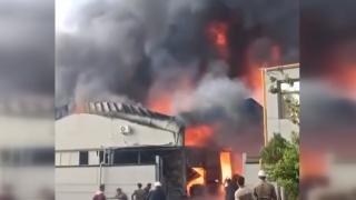 İran'da motor yağı fabrikasında yangın
