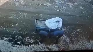 Rögar kapağını çalmak isteyen hırsız çukura düştü