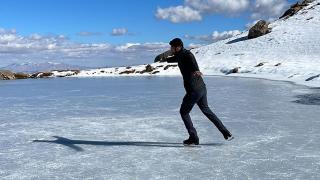 Yüzeyi donan Seyithan Gölü'nde buz pateni yaptılar