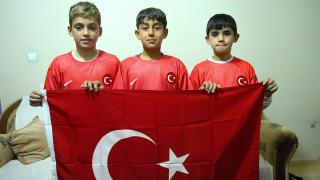 Bayrağa gönül veren Diyarbakırlı çocuklara polisten sürpriz