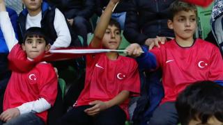 Bayrak sevdalısı çocuklar milli maça götürüldü