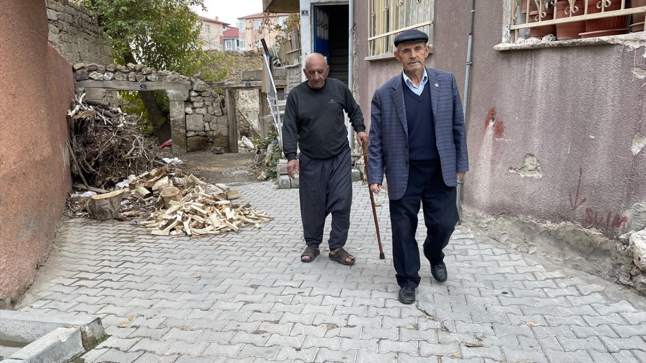 "Fakirin fukaranın babası. Kendi yemez, ihtiyacı olanlara dağıtır"