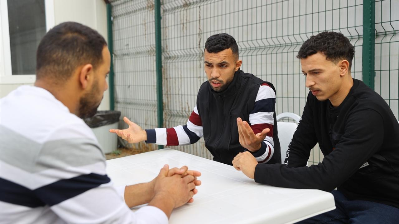 "Bizi dövdüler, telefonlarımızı paramızı aldılar, işkence ettiler"