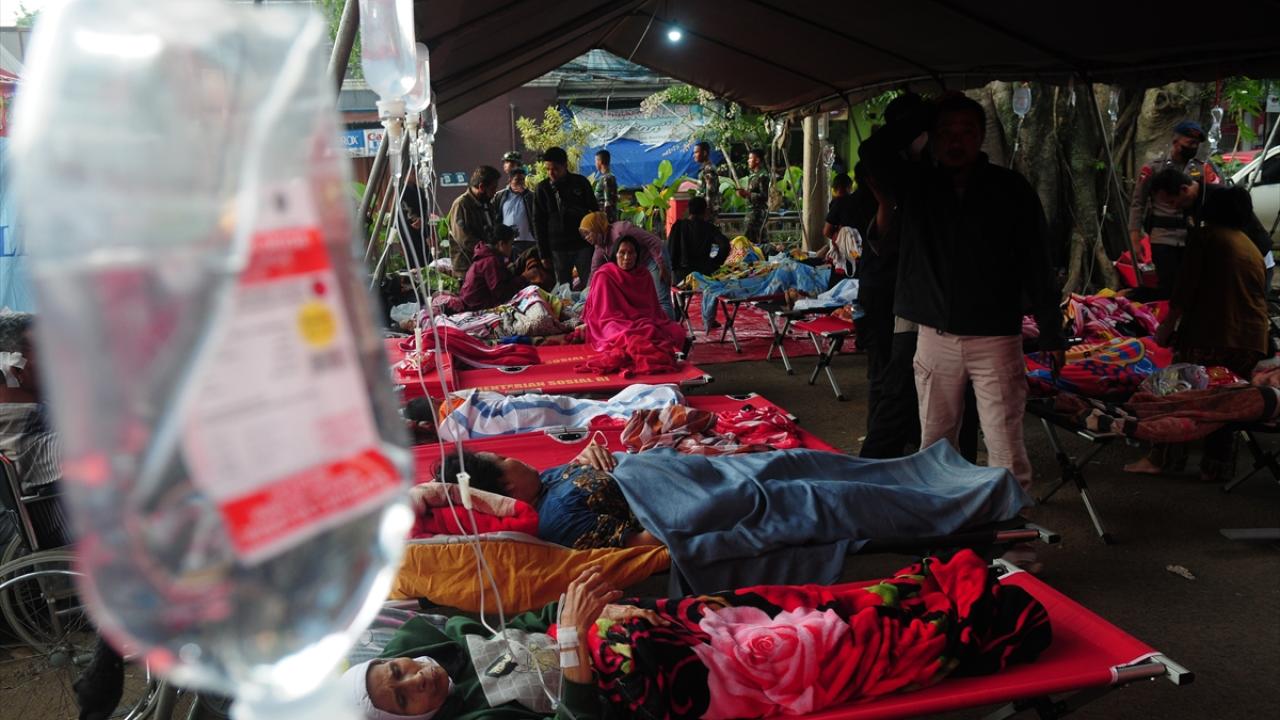 Endonezya`da 5,6 büyüklüğünde depremin ardından yaralıların tedavisi devam ediyor