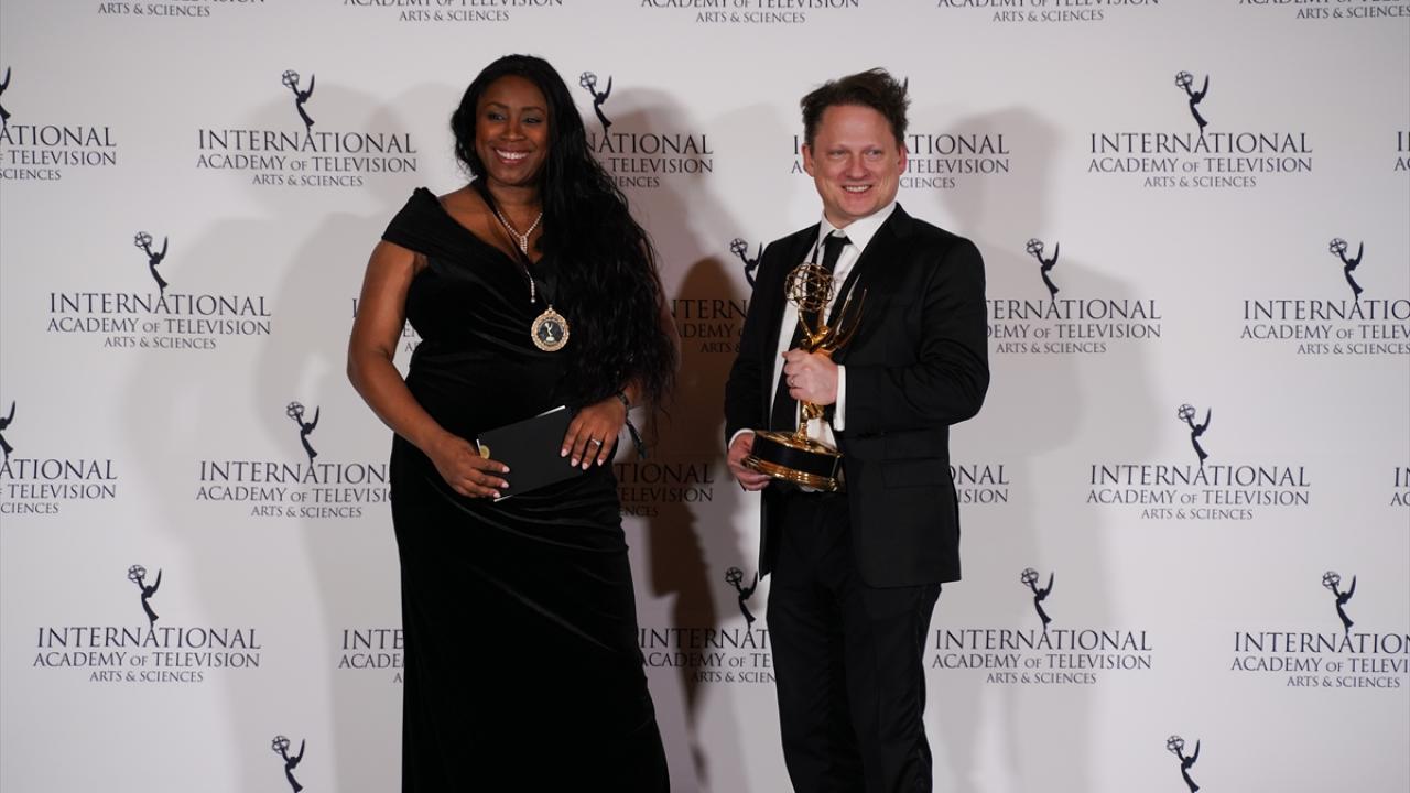 Ödül törenine James ve Soleta Rogan da katıldı.