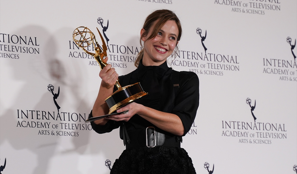 Ödül törenine Fransız aktris Lou de Laage da katıldı.