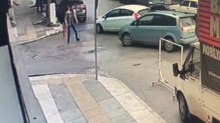 Çarpışan araçların arasında kalmaktan son anda kurtuldu