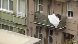 Çaldığı televizyonu balkondan attı, arkadaşları tuttu