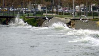 İstanbul'da fırtına vatandaşlara zor anlar yaşattı