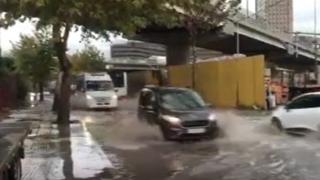 İzmir'de 79 gün sonra sağanak: Yollar göle döndü