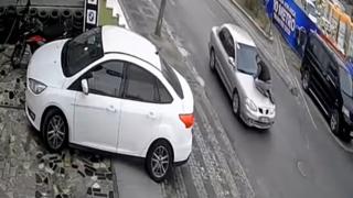 Kaçan sürücüyü kaputa çıkarak durdurmaya çalıştı