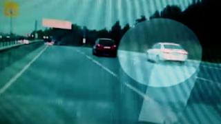 Makas atan sürücü ışıkta bekleyen araçlara çarptı