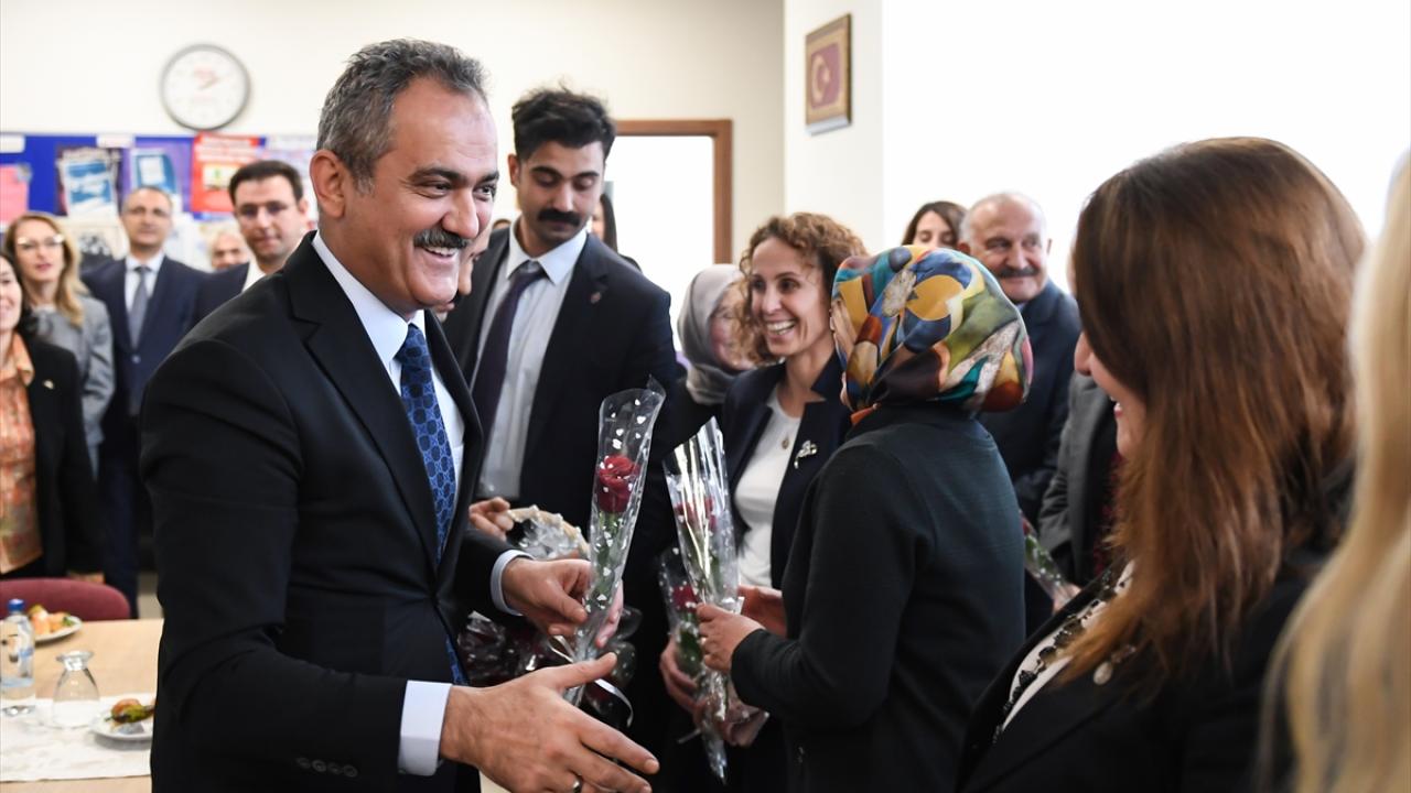 Milli Eğitim Bakanı Özer, öğretmenlerle bir araya geldi
