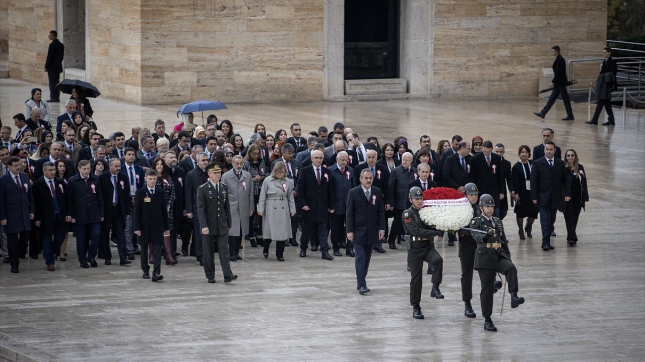 Daha sonra Misak-ı Milli Kulesi`nde Anıtkabir Özel Defteri`ni imzalayan Özer, deftere şunları yazdı: