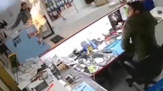 Cep telefonu bomba gibi patladı