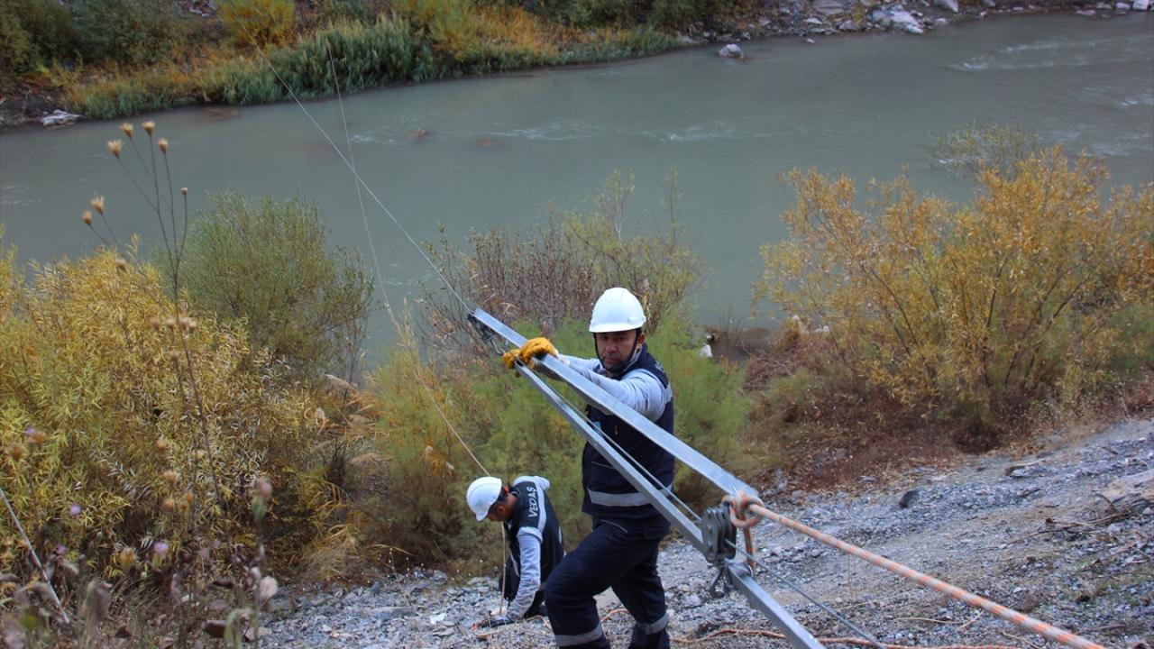 Elektrik arıza ekipleri teleferik sistemiyle malzemeleri derenin karşısına taşıdı