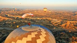 Fransız sporcu Kapadokya'da 2 bin 600 metre yükseklikteki balondan atladı