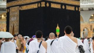 Müslümanlar şiddetli yağış altında Kabe'yi tavaf etti