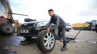 Oto lastikçilerde kış lastiği yoğunluğu