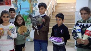 Batman'da bir öğrenci öğretmenine canlı tavuk hediye etti