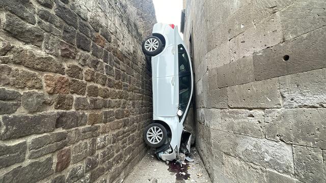 Otomobil cami ile istinat duvarı arasına düştü: 2si öğretmen 3 yaralı