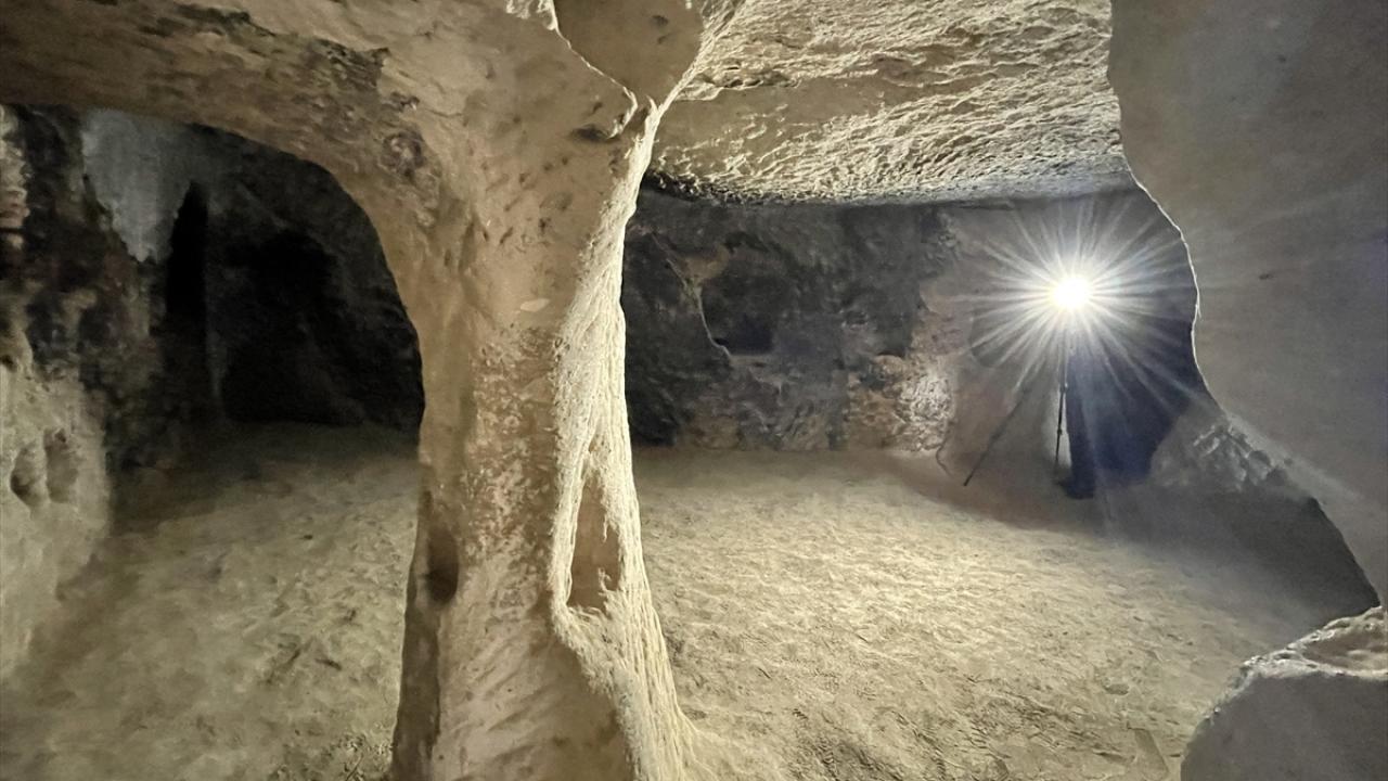 Manastırın kapıları akşamları güvenlik amaçlı kilitleniyor