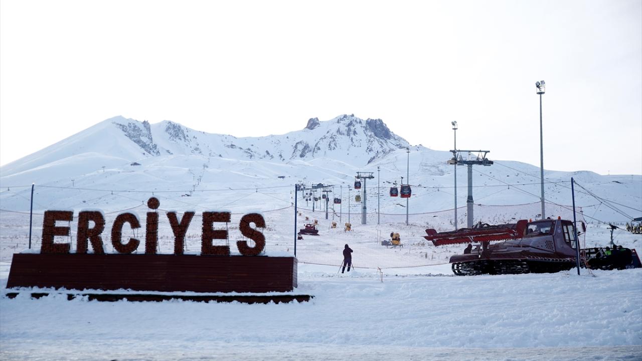 Erciyes kayağa yapışmayan "toz karı" ile öne çıkıyor
