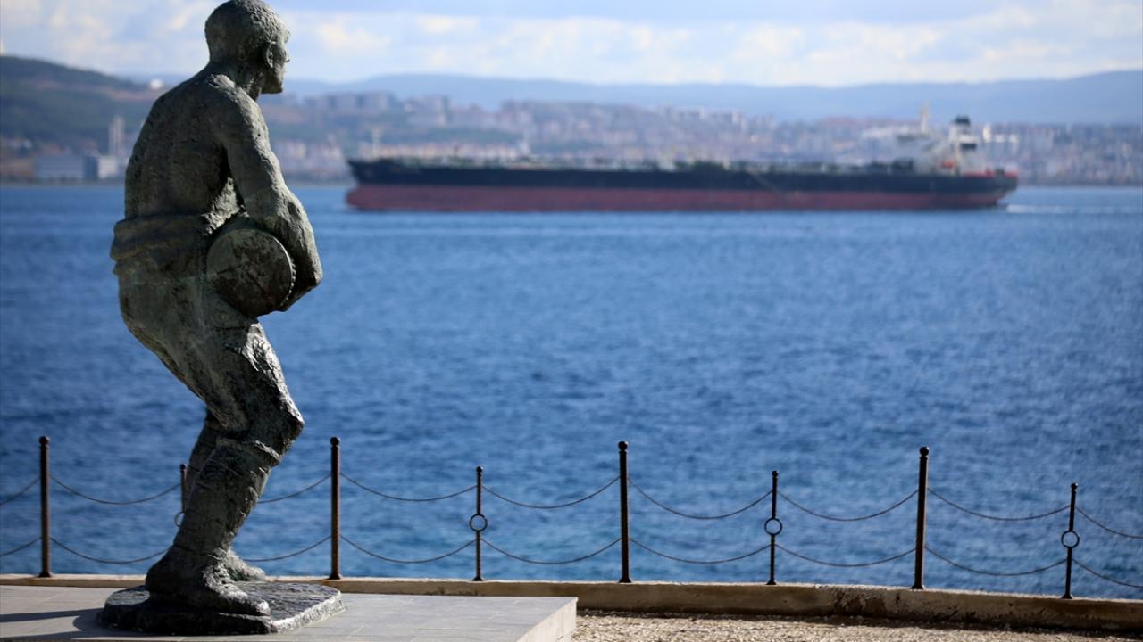 Müzeyi ve kabrini ziyaret edenlere büyük dedesini anlatıyor