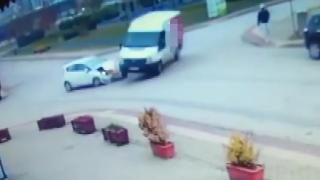 Devrilen aracın altın altında kalmaktan son anda kurtuldu