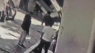 Kamyonetin altında kalmaktan son anda kurtuldu