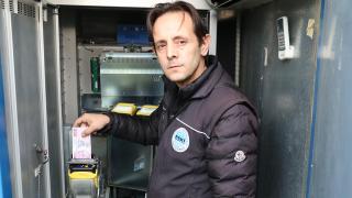 Su otomatında parayı eliyle alan personel: Amacım kuyruktakileri mağdur etmemekti