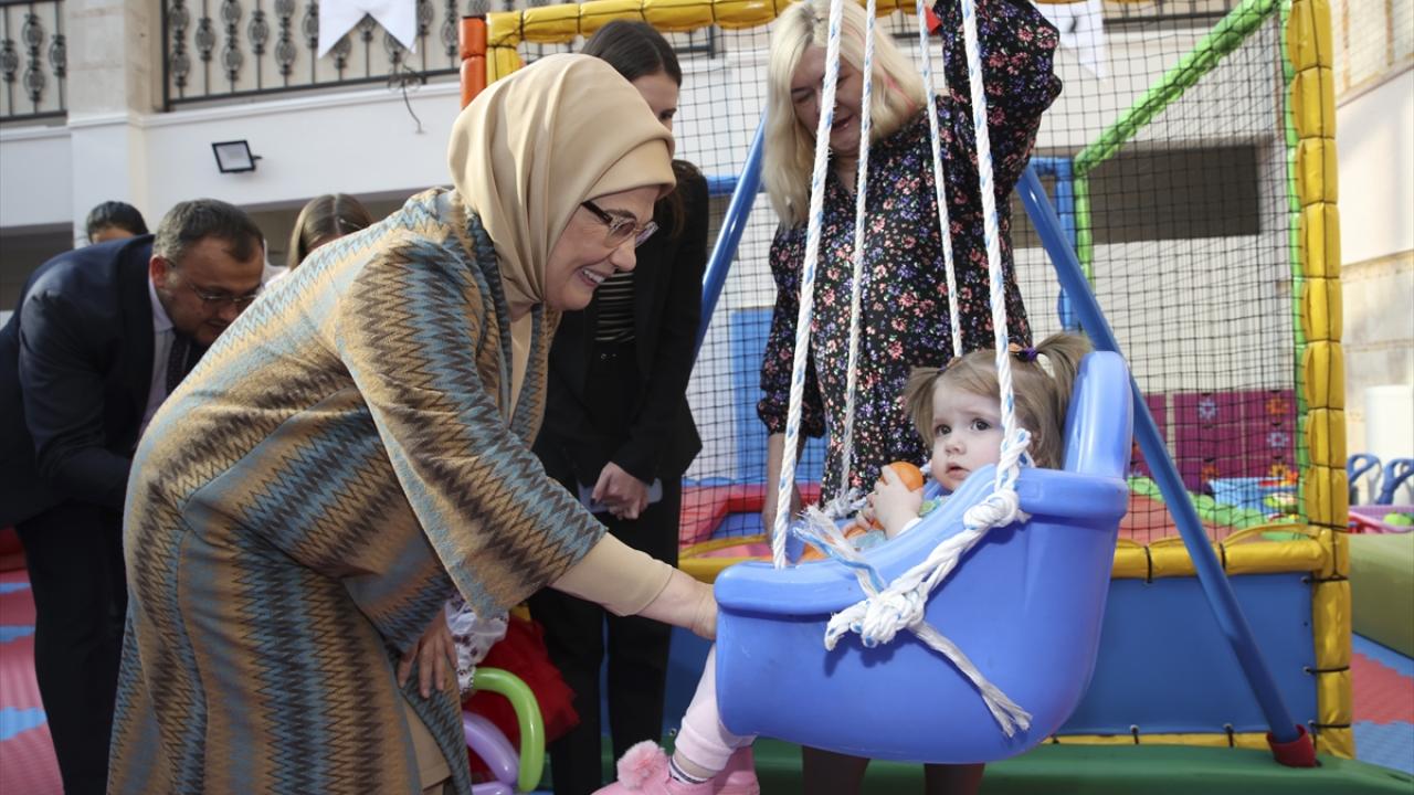 Emine Erdoğan, Ukrayna'dan getirilen yetim çocuklarla buluştu