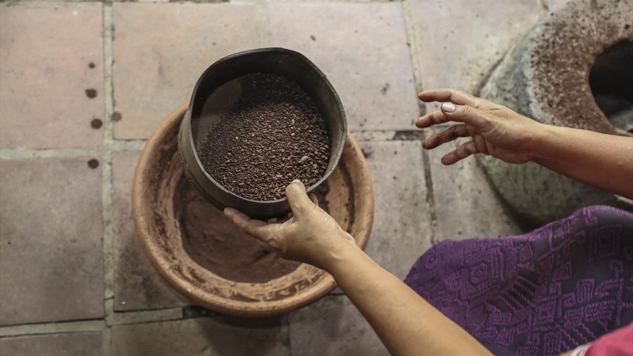 Çeşitli kahve ve yerli çay seçenekleri de bulunuyor