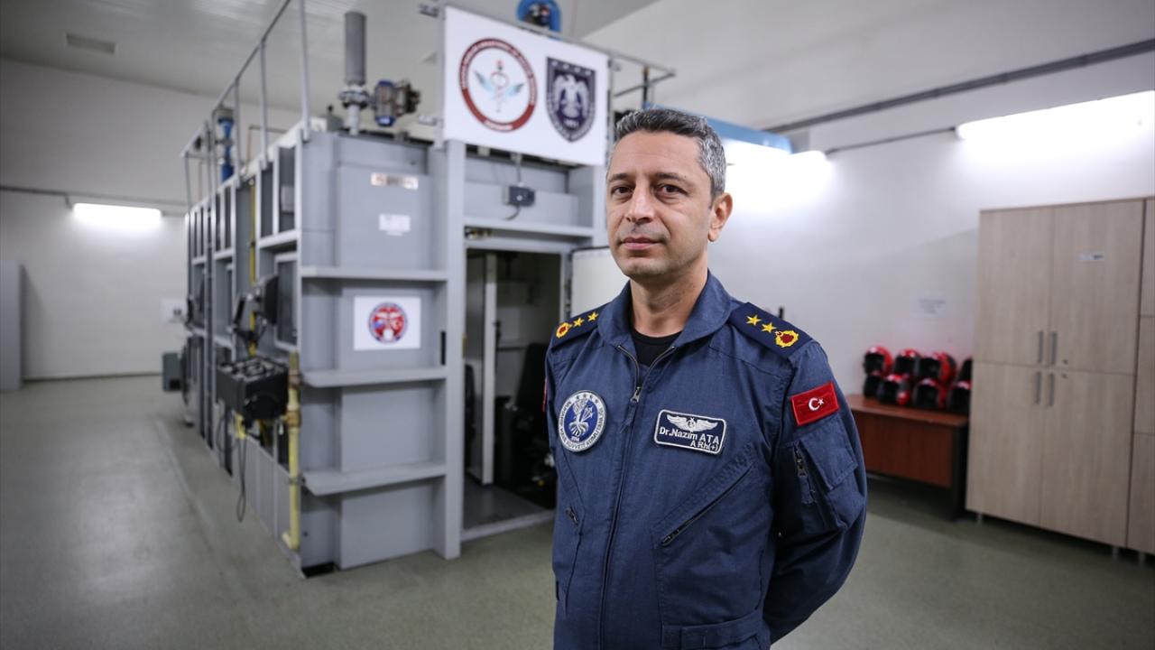 Uçuş fizyolojisi eğitiminden geçiriliyor