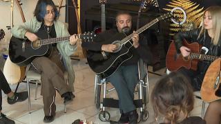 Engelleri gitar çalarak aştı