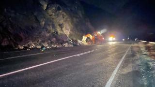 Hakkari-Van karayolunda heyelan: Yol trafiğe kapatıldı