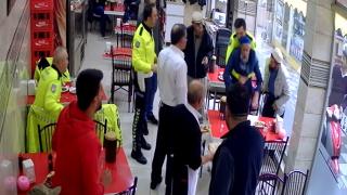 Nefes borusuna yemek kaçan kişiyi polisin Heimlich manevrası kurtardı