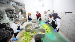 Meslek lisesindeki aşçı adayları binlerce öğrenciye yemek hazırlıyor